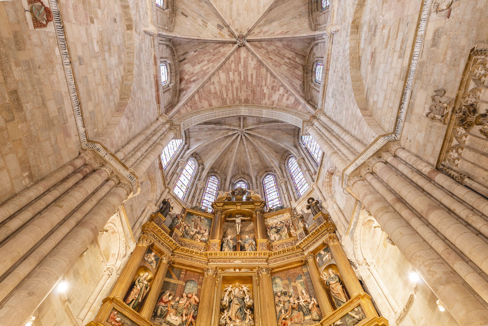 Presbiterio Y Altar Mayor Catedral De Sig Enza